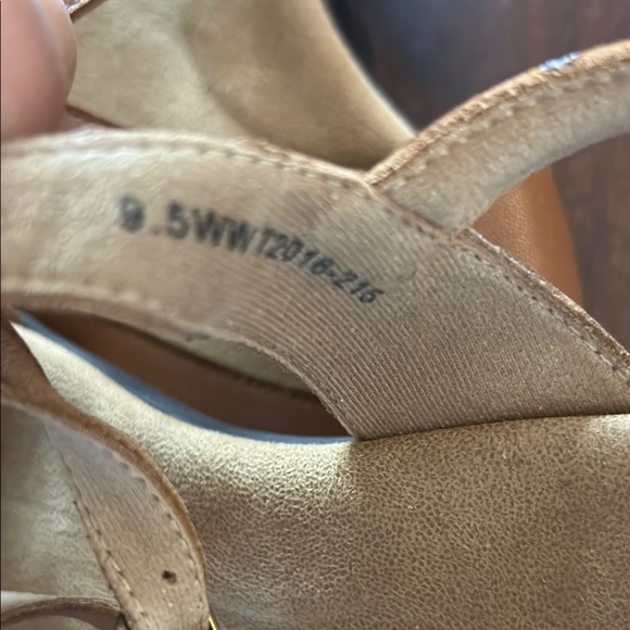 Trotters Tan Sandals with Adjustable Straps Sz 9.5 WW - Picture 3 of 8